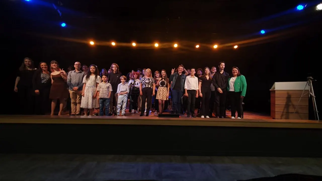 Alunos no palco ao final do Recital Anual