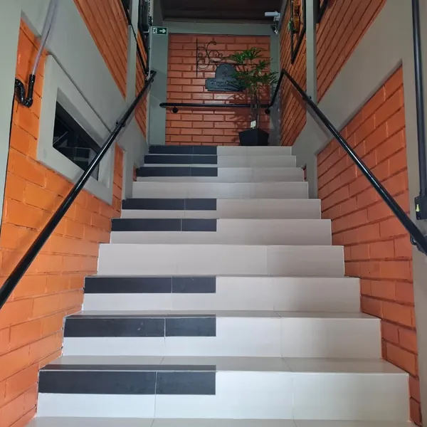 Escada decorada como teclas de piano