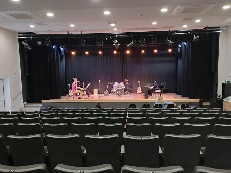 Palco do teatro preparado para o recital